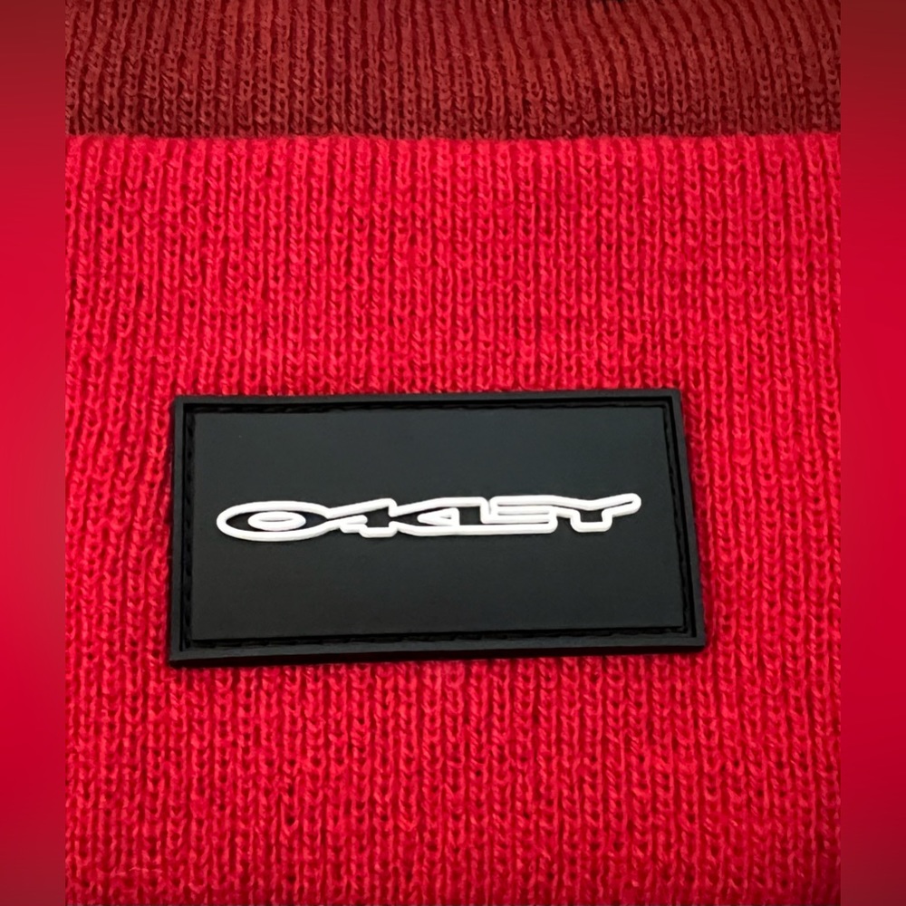 NWT Oakley Performance Fit Men’s Stretch Logo Beanie! - Picture 3 of 5